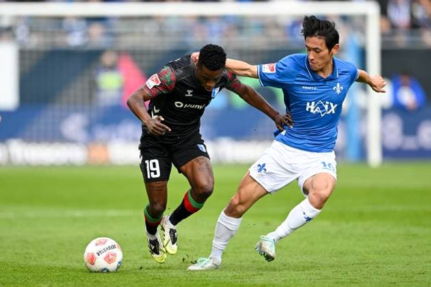 Lubambo Musonda (1.FC Magdeburg, 19) im Zweikampf mit Hiroki Akiyama (SV Darmstadt 1898, 16), GER, SV Darmstadt 98 vs 1. FC Magdeburg Fussball, 2. Bundesliga, 9. Spieltag, Spielzeit 2025 2026, 19.10.2025. DFL REGULATIONS PROHIBIT ANY USE OF PHOTOGRAPHS AS IMAGE SEQUENCES AND OR QUASI-VIDEO GER, SV Darmstadt 98 vs 1. FC Magdeburg Fussball, 2. Bundesliga, 9. Spieltag, Spielzeit 2025 2026, 19.10.2025. Darmstadt