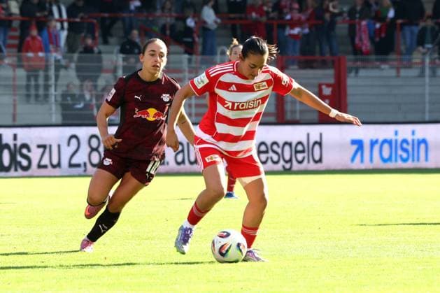 DEU, 2.BL, Frauen, 1.FC Union vs. RB Leipzig, 19.10.2025, Stadion Alte Foersterei, Berlin, DEU, 2.BL, Frauen, 1.FC Union vs. RB Leipzig, im Bild: Athanasia Moraitou (1.FC Union Berlin 77), ANNABEL SCHASCHING (RB Leipzig 16) DFL - regulations prohibit any use of Photographs as image sequences and or quasi-video