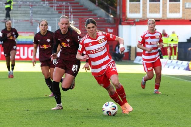 DEU, 2.BL, Frauen, 1.FC Union vs. RB Leipzig, 19.10.2025, Stadion Alte Foersterei, Berlin, DEU, 2.BL, Frauen, 1.FC Union vs. RB Leipzig, im Bild: Eileen Campbell (1.FC Union Berlin 10), NIKOLINE DUDEK (RB Leipzig 24) DFL - regulations prohibit any use of Photographs as image sequences and or quasi-video
