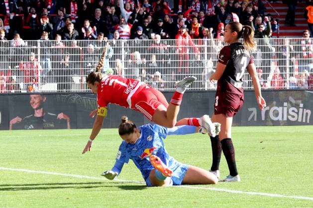 DEU, 2.BL, Frauen, 1.FC Union vs. RB Leipzig, 19.10.2025, Stadion Alte Foersterei, Berlin, DEU, 2.BL, Frauen, 1.FC Union vs. RB Leipzig, im Bild: 1:0 durch Lisa Heiseler (1.FC Union Berlin 7), ELVIRA HERZOG (RB Leipzig 1), ANDREA NORHEIM (RB Leipzig 3) DFL - regulations prohibit any use of Photographs as image sequences and or quasi-video