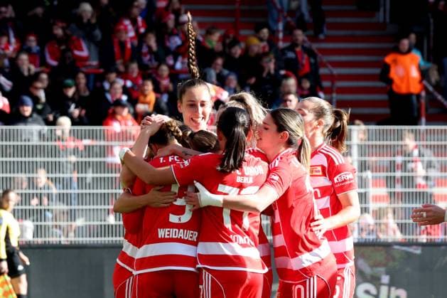DEU, 2.BL, Frauen, 1.FC Union vs. RB Leipzig, 19.10.2025, Stadion Alte Foersterei, Berlin, DEU, 2.BL, Frauen, 1.FC Union vs. RB Leipzig, im Bild: 1:0 durch Lisa Heiseler (1.FC Union Berlin 7), Dina Orschmann (1.FC Union Berlin 11), Sophie Weidauer (1.FC Union Berlin 9), Union-Spielerinnenkreis DFL - regulations prohibit any use of Photographs as image sequences and or quasi-video
