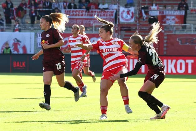 DEU, 2.BL, Frauen, 1.FC Union vs. RB Leipzig, 19.10.2025, Stadion Alte Foersterei, Berlin, DEU, 2.BL, Frauen, 1.FC Union vs. RB Leipzig, im Bild: Lisa Heiseler (1.FC Union Berlin 7), l16 , NIKOLINE DUDEK (RB Leipzig 24) DFL - regulations prohibit any use of Photographs as image sequences and or quasi-video