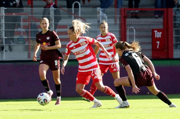 DEU, 2.BL, Frauen, 1.FC Union vs. RB Leipzig, 19.10.2025, Stadion Alte Foersterei, Berlin, DEU, 2.BL, Frauen, 1.FC Union vs. RB Leipzig, im Bild: Jenny Hipp (1.FC Union Berlin 27), LOU-ANN JOLY (RB Leipzig 6) DFL - regulations prohibit any use of Photographs as image sequences and or quasi-video