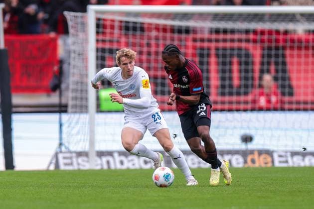 19.10.2025, 2. Bundesliga, 9. Spieltag, 1. FC Nürnberg - Holstein Kiel, v. l. Lasse Rosenboom (Holstein Kiel), Mohamed AlÃ¬ Zoma (1. FC Nürnberg), Nürnberg Max Morlock Stadion Bayern Deutschland xRHR-FOTO DEx Copyright: DennisxEwert RHR-FOTOx RHR-FOTO DE
