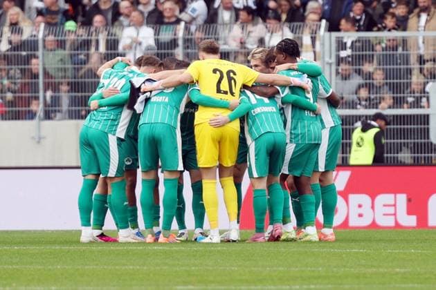 19.10.2025, xrekx, Fussball 2.Bundesliga, SV Elversberg - SpVgg Greuther Fuerth v.l. Teamkreis Greuther Fuerth (DFL DFB REGULATIONS PROHIBIT ANY USE OF PHOTOGRAPHS as IMAGE SEQUENCES and or QUASI-VIDEO) Elversberg