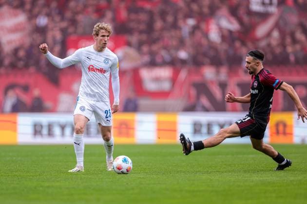 19.10.2025, 2. Bundesliga, 9. Spieltag, 1. FC Nürnberg - Holstein Kiel, v. l. Lasse Rosenboom (Holstein Kiel), Berkay Yilmaz (1. FC Nürnberg), Nürnberg Max Morlock Stadion Bayern Deutschland xRHR-FOTO DEx Copyright: DennisxEwert RHR-FOTOx RHR-FOTO DE
