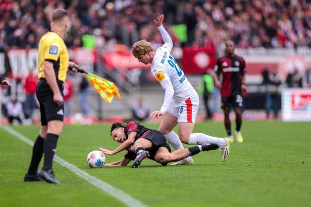 19.10.2025, 2. Bundesliga, 9. Spieltag, 1. FC Nürnberg - Holstein Kiel, v. l. Berkay Yilmaz (1. FC Nürnberg), Lasse Rosenboom (Holstein Kiel), Nürnberg Max Morlock Stadion Bayern Deutschland xRHR-FOTO DEx Copyright: DennisxEwert RHR-FOTOx RHR-FOTO DE