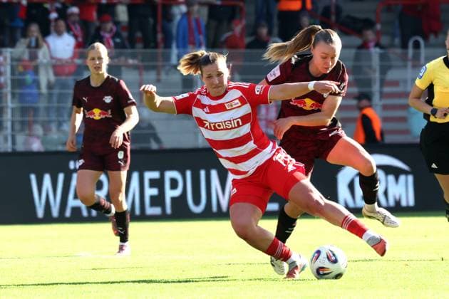 DEU, 2.BL, Frauen, 1.FC Union vs. RB Leipzig, 19.10.2025, Stadion Alte Foersterei, Berlin, DEU, 2.BL, Frauen, 1.FC Union vs. RB Leipzig, im Bild: Dina Orschmann (1.FC Union Berlin 11), LOU-ANN JOLY (RB Leipzig 6) DFL - regulations prohibit any use of Photographs as image sequences and or quasi-video