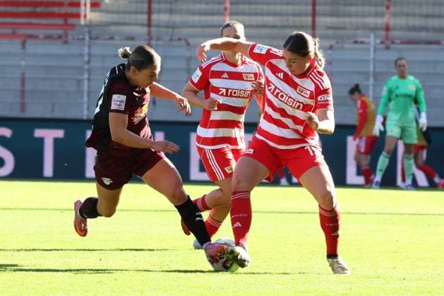 DEU, 2.BL, Frauen, 1.FC Union vs. RB Leipzig, 19.10.2025, Stadion Alte Foersterei, Berlin, DEU, 2.BL, Frauen, 1.FC Union vs. RB Leipzig, im Bild: Samantha Steuerwald (1.FC Union Berlin 19), GINA CHMIELINSKI (RB Leipzig 10) DFL - regulations prohibit any use of Photographs as image sequences and or quasi-video