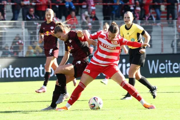 DEU, 2.BL, Frauen, 1.FC Union vs. RB Leipzig, 19.10.2025, Stadion Alte Foersterei, Berlin, DEU, 2.BL, Frauen, 1.FC Union vs. RB Leipzig, im Bild: Sophie Weidauer (1.FC Union Berlin 9), ANNABEL SCHASCHING (RB Leipzig 16) DFL - regulations prohibit any use of Photographs as image sequences and or quasi-video