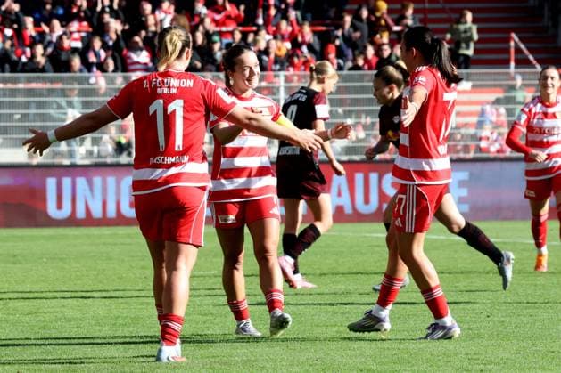 DEU, 2.BL, Frauen, 1.FC Union vs. RB Leipzig, 19.10.2025, Stadion Alte Foersterei, Berlin, DEU, 2.BL, Frauen, 1.FC Union vs. RB Leipzig, im Bild: 2:0 durch Lisa Heiseler (1.FC Union Berlin 7), Dina Orschmann (1.FC Union Berlin 11), Athanasia Moraitou (1.FC Union Berlin 77) DFL - regulations prohibit any use of Photographs as image sequences and or quasi-video