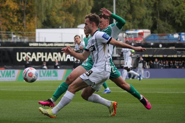 19.10.2025, xmohx, Fussball 2.Bundesliga, SV Elversberg - SpVgg Greuther Fuerth v.l. Lukas Reich (Greuther Fürth Fuerth) Tom Zimmerschied (SV Elversberg) Zweikampf, Aktion, action, battle for the ball (DFL DFB REGULATIONS PROHIBIT ANY USE OF PHOTOGRAPHS as IMAGE SEQUENCES and or QUASI-VIDEO) Elversberg