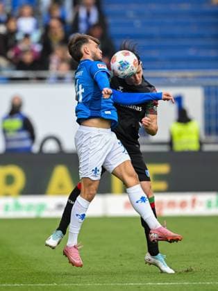 Killian Corredor (SV Darmstadt 1898, 34) im Zweikampf mit Jean Hugonet (1.FC Magdeburg, 24), GER, SV Darmstadt 98 vs 1. FC Magdeburg Fussball, 2. Bundesliga, 9. Spieltag, Spielzeit 2025 2026, 19.10.2025. DFL REGULATIONS PROHIBIT ANY USE OF PHOTOGRAPHS AS IMAGE SEQUENCES AND OR QUASI-VIDEO GER, SV Darmstadt 98 vs 1. FC Magdeburg Fussball, 2. Bundesliga, 9. Spieltag, Spielzeit 2025 2026, 19.10.2025. Darmstadt