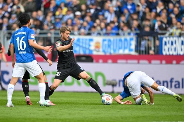 Marcus Mathisen (1.FC Magdeburg, 16) im Zweikampf mit Aleksandar Vukotic (SV Darmstadt 1898, 20), GER, SV Darmstadt 98 vs 1. FC Magdeburg Fussball, 2. Bundesliga, 9. Spieltag, Spielzeit 2025 2026, 19.10.2025. DFL REGULATIONS PROHIBIT ANY USE OF PHOTOGRAPHS AS IMAGE SEQUENCES AND OR QUASI-VIDEO GER, SV Darmstadt 98 vs 1. FC Magdeburg Fussball, 2. Bundesliga, 9. Spieltag, Spielzeit 2025 2026, 19.10.2025. Darmstadt