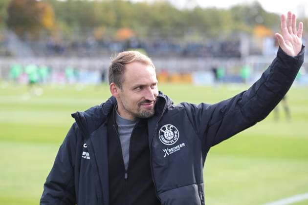 Fußball Regionalliga Nordost: 1. FC Lok Leipzig - BSG Chemie Leipzig; 19.10.2025 Toni Wachsmuth (Geschäftsführer Lok Leipzig). Fußball, Regionalliga Nordost, Saison 2025 2026, 12. Spieltag: 1. FC Lok Leipzig vs. BSG Chemie Leipzig am 19.10.2025 im Bruno-Plache-Stadion, Leipzig. Copyright: xBEAUTIFULxSPORTS JanxKaeferx