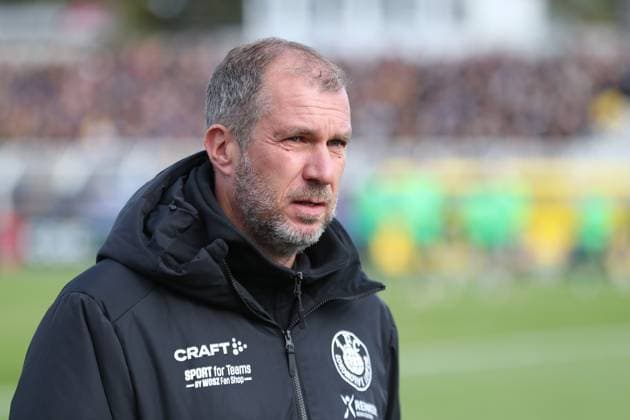 Fußball Regionalliga Nordost: 1. FC Lok Leipzig - BSG Chemie Leipzig; 19.10.2025 Cheftrainer Jochen Seitz (Lok Leipzig). Fußball, Regionalliga Nordost, Saison 2025 2026, 12. Spieltag: 1. FC Lok Leipzig vs. BSG Chemie Leipzig am 19.10.2025 im Bruno-Plache-Stadion, Leipzig. Copyright: xBEAUTIFULxSPORTS JanxKaeferx