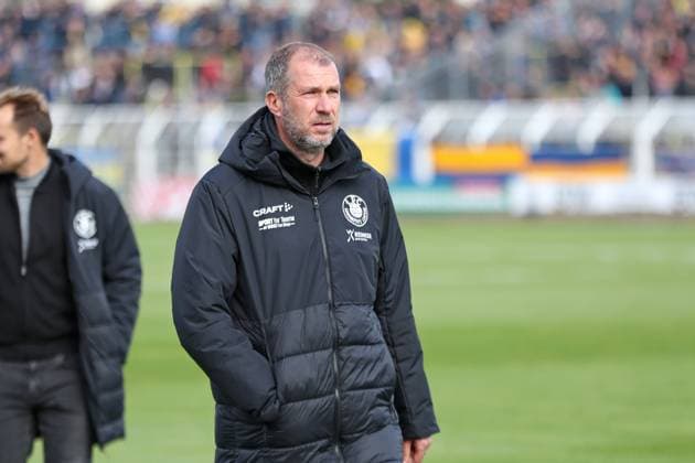 Fußball Regionalliga Nordost: 1. FC Lok Leipzig - BSG Chemie Leipzig; 19.10.2025 Cheftrainer Jochen Seitz (Lok Leipzig). Fußball, Regionalliga Nordost, Saison 2025 2026, 12. Spieltag: 1. FC Lok Leipzig vs. BSG Chemie Leipzig am 19.10.2025 im Bruno-Plache-Stadion, Leipzig. Copyright: xBEAUTIFULxSPORTS JanxKaeferx