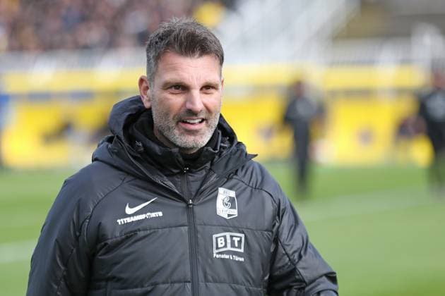 Fußball Regionalliga Nordost: 1. FC Lok Leipzig - BSG Chemie Leipzig; 19.10.2025 Cheftrainer Adrian Alipour (Chemie Leipzig). Fußball, Regionalliga Nordost, Saison 2025 2026, 12. Spieltag: 1. FC Lok Leipzig vs. BSG Chemie Leipzig am 19.10.2025 im Bruno-Plache-Stadion, Leipzig. Copyright: xBEAUTIFULxSPORTS JanxKaeferx