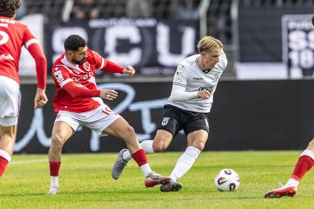 Fussball, Saison 2025 2026, 3. Liga, Donaustadion Ulm, 11. Spieltag, SSV Ulm 1846 Fußball - FC Energie Cottbus, 19.10.2025 19.10.2025, Fussball, Saison 2025 2026, 3. Liga, Donaustadion Ulm, 11. Spieltag, SSV Ulm 1846 Fußball - FC Energie Cottbus, v.l. 10 Tolcay Cigerci (Energie Cottbus), 8 Ben Westermeier (SSV Ulm 1846 Fußball) Foto: Lucca Fundel Ulm Donaustadion Baden-Württemberg Deutschland