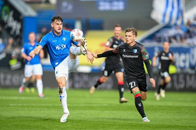 Matej Maglica (SV Darmstadt 1898, 05) im Zweikampf mit Philipp Hercher (1.FC Magdeburg, 27), GER, SV Darmstadt 98 vs 1. FC Magdeburg Fussball, 2. Bundesliga, 9. Spieltag, Spielzeit 2025 2026, 19.10.2025. DFL REGULATIONS PROHIBIT ANY USE OF PHOTOGRAPHS AS IMAGE SEQUENCES AND OR QUASI-VIDEO GER, SV Darmstadt 98 vs 1. FC Magdeburg Fussball, 2. Bundesliga, 9. Spieltag, Spielzeit 2025 2026, 19.10.2025. Darmstadt