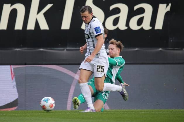 19.10.2025, xmohx, Fussball 2.Bundesliga, SV Elversberg - SpVgg Greuther Fuerth v.l. Jannik Dehm (Greuther Fürth Fuerth) Lukas Petkov (SV Elversberg) Zweikampf, Aktion, action, battle for the ball (DFL DFB REGULATIONS PROHIBIT ANY USE OF PHOTOGRAPHS as IMAGE SEQUENCES and or QUASI-VIDEO) Elversberg