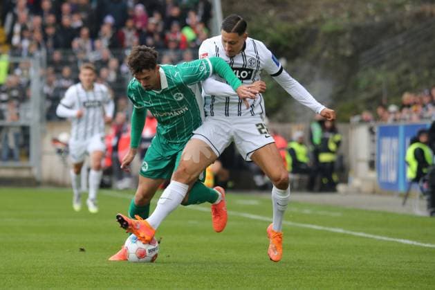 19.10.2025, xmohx, Fussball 2.Bundesliga, SV Elversberg - SpVgg Greuther Fuerth v.l. Noah König (Greuther Fürth Fuerth) Younes Ebnoutalib (SV Elversberg) Zweikampf, Aktion, action, battle for the ball (DFL DFB REGULATIONS PROHIBIT ANY USE OF PHOTOGRAPHS as IMAGE SEQUENCES and or QUASI-VIDEO) Elversberg