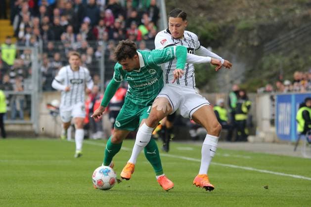 19.10.2025, xmohx, Fussball 2.Bundesliga, SV Elversberg - SpVgg Greuther Fuerth v.l. Noah König (Greuther Fürth Fuerth) Younes Ebnoutalib (SV Elversberg) Zweikampf, Aktion, action, battle for the ball (DFL DFB REGULATIONS PROHIBIT ANY USE OF PHOTOGRAPHS as IMAGE SEQUENCES and or QUASI-VIDEO) Elversberg