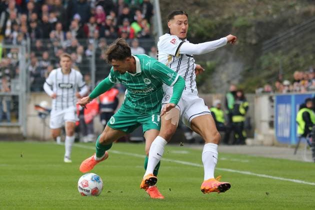19.10.2025, xmohx, Fussball 2.Bundesliga, SV Elversberg - SpVgg Greuther Fuerth v.l. Noah König (Greuther Fürth Fuerth) Younes Ebnoutalib (SV Elversberg) Zweikampf, Aktion, action, battle for the ball (DFL DFB REGULATIONS PROHIBIT ANY USE OF PHOTOGRAPHS as IMAGE SEQUENCES and or QUASI-VIDEO) Elversberg