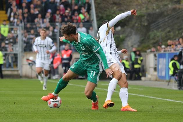 19.10.2025, xmohx, Fussball 2.Bundesliga, SV Elversberg - SpVgg Greuther Fuerth v.l. Noah König (Greuther Fürth Fuerth) Younes Ebnoutalib (SV Elversberg) Zweikampf, Aktion, action, battle for the ball (DFL DFB REGULATIONS PROHIBIT ANY USE OF PHOTOGRAPHS as IMAGE SEQUENCES and or QUASI-VIDEO) Elversberg