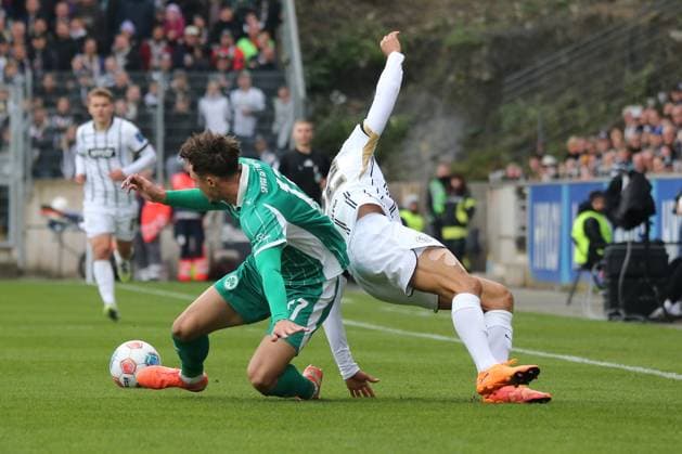 19.10.2025, xmohx, Fussball 2.Bundesliga, SV Elversberg - SpVgg Greuther Fuerth v.l. Noah König (Greuther Fürth Fuerth) Younes Ebnoutalib (SV Elversberg) Zweikampf, Aktion, action, battle for the ball (DFL DFB REGULATIONS PROHIBIT ANY USE OF PHOTOGRAPHS as IMAGE SEQUENCES and or QUASI-VIDEO) Elversberg