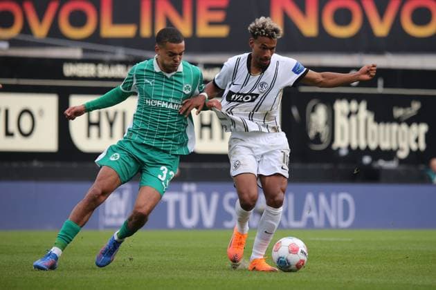 19.10.2025, xmohx, Fussball 2.Bundesliga, SV Elversberg - SpVgg Greuther Fuerth v.l. Maximilian Dietz (Greuther Fürth Fuerth) Bambase Conte (SV Elversberg) Zweikampf, Aktion, action, battle for the ball (DFL DFB REGULATIONS PROHIBIT ANY USE OF PHOTOGRAPHS as IMAGE SEQUENCES and or QUASI-VIDEO) Elversberg