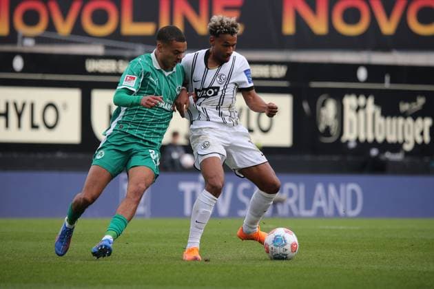 19.10.2025, xmohx, Fussball 2.Bundesliga, SV Elversberg - SpVgg Greuther Fuerth v.l. Maximilian Dietz (Greuther Fürth Fuerth) Bambase Conte (SV Elversberg) Zweikampf, Aktion, action, battle for the ball (DFL DFB REGULATIONS PROHIBIT ANY USE OF PHOTOGRAPHS as IMAGE SEQUENCES and or QUASI-VIDEO) Elversberg