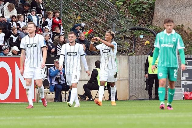 19.10.2025, xrekx, Fussball 2.Bundesliga, SV Elversberg - SpVgg Greuther Fuerth v.l. Torjubel nach dem Tor zum celebrating the goal celebrate 1:0 durch BambasÃ ContÃ (SV 07 Elversberg) (DFL DFB REGULATIONS PROHIBIT ANY USE OF PHOTOGRAPHS as IMAGE SEQUENCES and or QUASI-VIDEO) Elversberg
