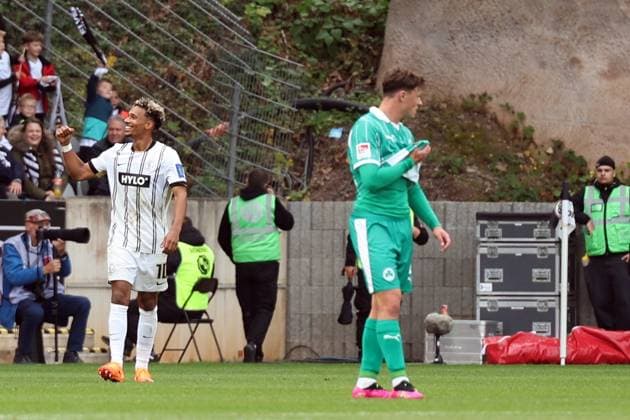 19.10.2025, xrekx, Fussball 2.Bundesliga, SV Elversberg - SpVgg Greuther Fuerth v.l. Torjubel nach dem Tor zum celebrating the goal celebrate 1:0 durch BambasÃ ContÃ (SV 07 Elversberg) (DFL DFB REGULATIONS PROHIBIT ANY USE OF PHOTOGRAPHS as IMAGE SEQUENCES and or QUASI-VIDEO) Elversberg