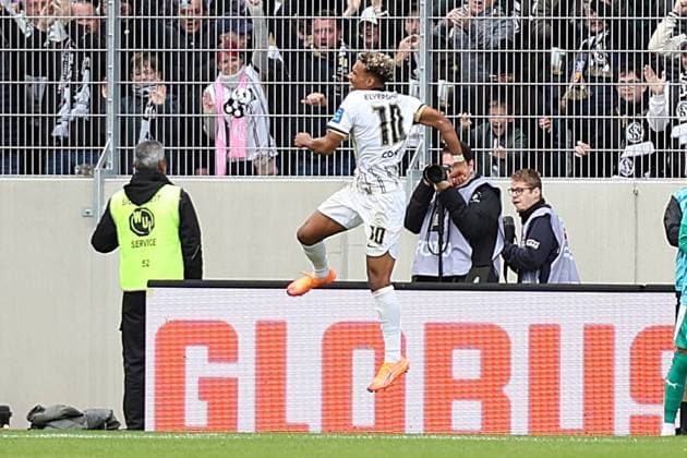 19.10.2025, xrekx, Fussball 2.Bundesliga, SV Elversberg - SpVgg Greuther Fuerth v.l. Torjubel nach dem Tor zum celebrating the goal celebrate 1:0 durch BambasÃ ContÃ (SV 07 Elversberg) (DFL DFB REGULATIONS PROHIBIT ANY USE OF PHOTOGRAPHS as IMAGE SEQUENCES and or QUASI-VIDEO) Elversberg