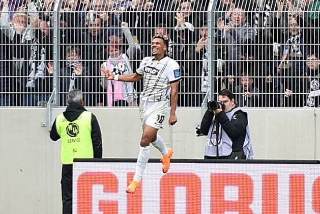 19.10.2025, xrekx, Fussball 2.Bundesliga, SV Elversberg - SpVgg Greuther Fuerth v.l. Torjubel nach dem Tor zum celebrating the goal celebrate 1:0 durch BambasÃ ContÃ (SV 07 Elversberg) (DFL DFB REGULATIONS PROHIBIT ANY USE OF PHOTOGRAPHS as IMAGE SEQUENCES and or QUASI-VIDEO) Elversberg