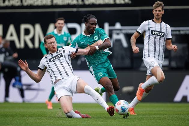 Florian Le Joncour (SV 07 Elversberg) im Zweikampf mit Noel Futkeu (SpVgg Greuther Fuerth), SV Elversberg vs SpVgg Greuther Fuerth, Fussball, 2. Bundesliga, 9. Spieltag, Saison 2025 2026, 19.10.2025 DFB regulations prohibit any use of photographs as image sequences and or quasi-video. SV Elversberg vs SpVgg Greuther Fuerth, Fussball, 2. Bundesliga, 9. Spieltag, Saison 2025 2026, 19.10.2025