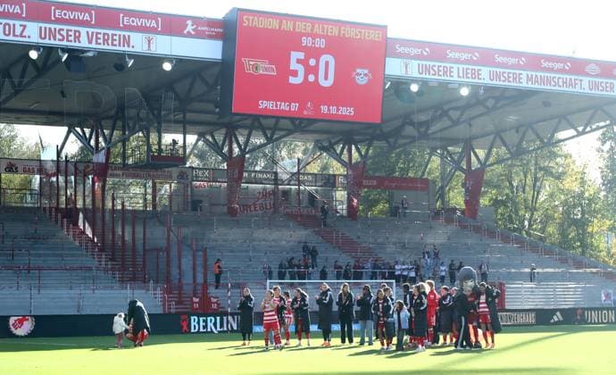 Union Frauen Mannschaft feiert 5:0 Sieg vor den Fans Freude Emotion Jubel nach Spielende Fußball Fussball Damen Frauen Bundesliga 7. Spieltag Saison 2025 2026 19.10.2025 1.FC Union Berlin vs. RB Leipzig RBL DFL regulations prohibit any use of photographs as image sequences and or quasi-video