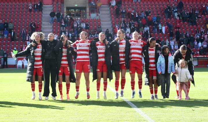 Union Frauen Mannschaft feiert 5:0 Sieg vor den Fans Freude Emotion Jubel nach Spielende Fußball Fussball Damen Frauen Bundesliga 7. Spieltag Saison 2025 2026 19.10.2025 1.FC Union Berlin vs. RB Leipzig RBL DFL regulations prohibit any use of photographs as image sequences and or quasi-video