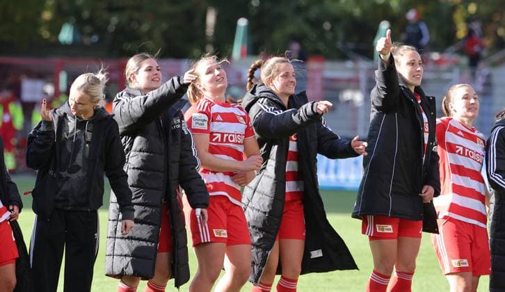 Union Frauen Mannschaft feiert 5:0 Sieg vor den Fans Freude Emotion Jubel nach Spielende Fußball Fussball Damen Frauen Bundesliga 7. Spieltag Saison 2025 2026 19.10.2025 1.FC Union Berlin vs. RB Leipzig RBL DFL regulations prohibit any use of photographs as image sequences and or quasi-video