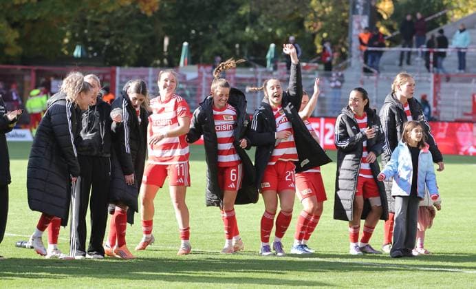Union Frauen Mannschaft feiert 5:0 Sieg vor den Fans Freude Emotion Jubel nach Spielende Fußball Fussball Damen Frauen Bundesliga 7. Spieltag Saison 2025 2026 19.10.2025 1.FC Union Berlin vs. RB Leipzig RBL DFL regulations prohibit any use of photographs as image sequences and or quasi-video