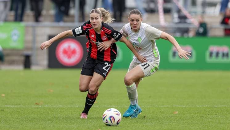 v.li.: Nadine Riesen (Eintracht Frankfurt, 22) und Verena Wieder (SV Werder Bremen, 31) im Zweikampf, Duell, Dynamik, Aktion, Action, Spielszene, DIE DFB-RICHTLINIEN UNTERSAGEN JEGLICHE NUTZUNG VON FOTOS ALS SEQUENZBILDER UND ODER VIDEOÄHNLICHE FOTOSTRECKEN. DFB REGULATIONS PROHIBIT ANY USE OF PHOTOGRAPHS AS IMAGE SEQUENCES AND OR QUASI-VIDEO., 19.10.2025, Frankfurt am Main (Deutschland), Fussball, Google Pixel Frauen-Bundesliga, Eintracht Frankfurt - SV Werder Bremen *** from left Nadine Riesen Eintracht Frankfurt, 22 and Verena Wieder SV Werder Bremen, 31 in a duel, dynamic, action, action, game scene, THE DFB GUIDELINES PROHIBIT ANY USE OF PHOTOGRAPHS AS IMAGE SEQUENCES AND OR QUASI VIDEO DFB REGULATIONS PROHIBIT ANY USE OF PHOTOGRAPHS AS IMAGE SEQUENCES AND OR QUASI VIDEO , 19 10 2025, Frankfurt am Main Germany , Football, Google Pixel Womens Bundesliga, Eintracht Frankfurt SV Werder Bremen xobx