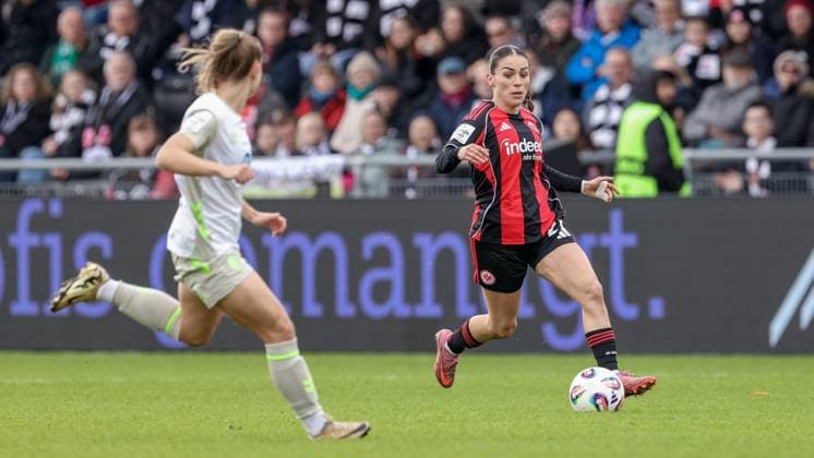 v.li.: Ereleta Memeti (Eintracht Frankfurt, 27) am Ball, Einzelbild, Ganzkörper, Aktion, Action, Spielszene, DIE DFB-RICHTLINIEN UNTERSAGEN JEGLICHE NUTZUNG VON FOTOS ALS SEQUENZBILDER UND ODER VIDEOÄHNLICHE FOTOSTRECKEN. DFB REGULATIONS PROHIBIT ANY USE OF PHOTOGRAPHS AS IMAGE SEQUENCES AND OR QUASI-VIDEO., 19.10.2025, Frankfurt am Main (Deutschland), Fussball, Google Pixel Frauen-Bundesliga, Eintracht Frankfurt - SV Werder Bremen