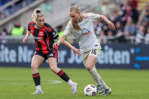 v.li.: Nina Lührßen (Eintracht Frankfurt, 11) und Emöke Papai (SV Werder Bremen, 16) im Zweikampf, Duell, Dynamik, Aktion, Action, Spielszene, DIE DFB-RICHTLINIEN UNTERSAGEN JEGLICHE NUTZUNG VON FOTOS ALS SEQUENZBILDER UND ODER VIDEOÄHNLICHE FOTOSTRECKEN. DFB REGULATIONS PROHIBIT ANY USE OF PHOTOGRAPHS AS IMAGE SEQUENCES AND OR QUASI-VIDEO., 19.10.2025, Frankfurt am Main (Deutschland), Fussball, Google Pixel Frauen-Bundesliga, Eintracht Frankfurt - SV Werder Bremen