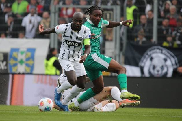 19.10.2025, xmohx, Fussball 2.Bundesliga, SV Elversberg - SpVgg Greuther Fuerth v.l. Amara Conde (SV Elversberg) Noel Futkeu (Greuther Fürth Fuerth) Zweikampf, Aktion, action, battle for the ball (DFL DFB REGULATIONS PROHIBIT ANY USE OF PHOTOGRAPHS as IMAGE SEQUENCES and or QUASI-VIDEO) Elversberg