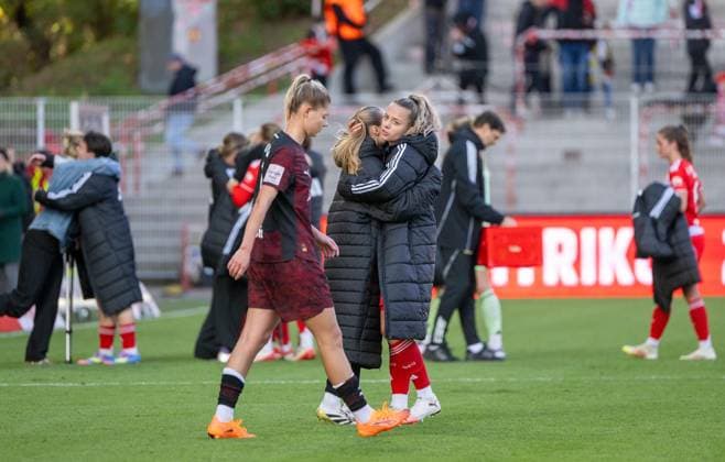 Fußball, Frauen, Saison 2025 2026, Google Pixel Frauen-Bundesliga (7. Spieltag), 1. FC Union Berlin - RB Leipzig, v. l. Julia Landenberger (RB Leipzig), Ida Heikkinen (1. Frauen 1. FC Union), Jenny Hipp (1. Frauen 1. FC Union), Enttäuschung und Jubel nach dem Abpfiff, 19.10. 2025, Copyright: xMatthiasxKochx