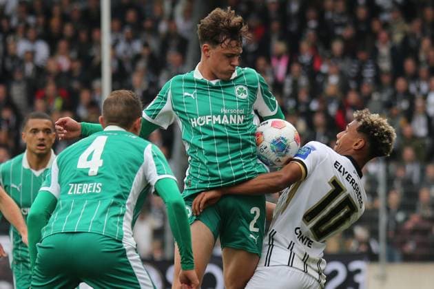 19.10.2025, xmohx, Fussball 2.Bundesliga, SV Elversberg - SpVgg Greuther Fuerth v.l. Philipp Ziereis (Greuther Fürth Fuerth) Lukas Reich (Greuther Fürth Fuerth) Bambase Conte (SV Elversberg) Zweikampf, Aktion, action, battle for the ball (DFL DFB REGULATIONS PROHIBIT ANY USE OF PHOTOGRAPHS as IMAGE SEQUENCES and or QUASI-VIDEO) Elversberg