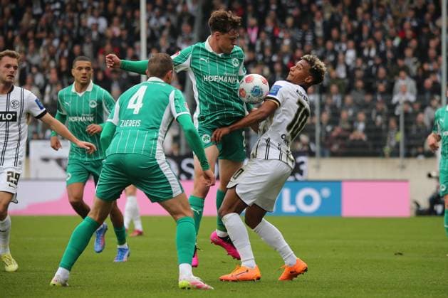 19.10.2025, xmohx, Fussball 2.Bundesliga, SV Elversberg - SpVgg Greuther Fuerth v.l. Philipp Ziereis (Greuther Fürth Fuerth) Lukas Reich (Greuther Fürth Fuerth) Bambase Conte (SV Elversberg) Zweikampf, Aktion, action, battle for the ball (DFL DFB REGULATIONS PROHIBIT ANY USE OF PHOTOGRAPHS as IMAGE SEQUENCES and or QUASI-VIDEO) Elversberg