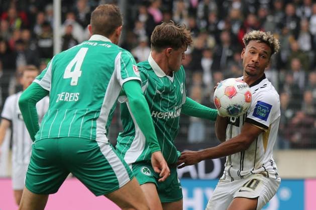 19.10.2025, xmohx, Fussball 2.Bundesliga, SV Elversberg - SpVgg Greuther Fuerth v.l. Philipp Ziereis (Greuther Fürth Fuerth) Lukas Reich (Greuther Fürth Fuerth) Bambase Conte (SV Elversberg) Zweikampf, Aktion, action, battle for the ball (DFL DFB REGULATIONS PROHIBIT ANY USE OF PHOTOGRAPHS as IMAGE SEQUENCES and or QUASI-VIDEO) Elversberg