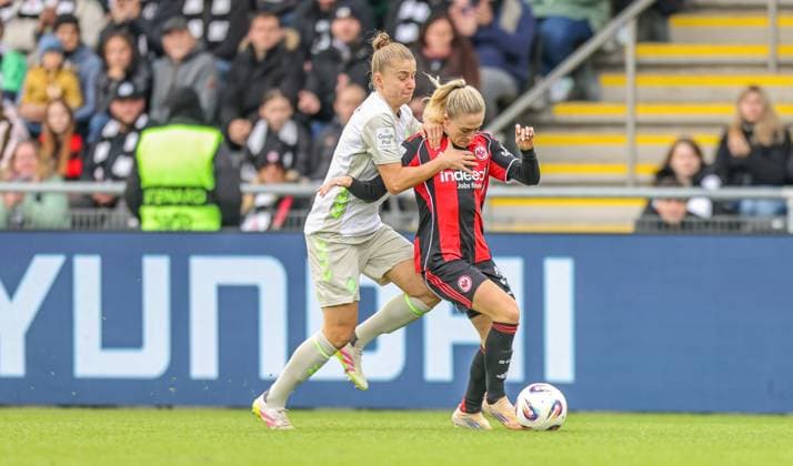 DEU, Frankfurt, Eintracht Frankfurt vs Werder Bremen, Google Pixel Frauen Bundesliga, DFB, Saison 2526, Stadion am Bretanobad, 7. Spieltag im Bild v.l.n.r: Michelle Ulbrich (Werder Bremen 5), Rebecka Blomqvist (Eintracht Frankfurt 28), Zweikampf DFB DFL REGULATIONS PROHIBIT ANY USE OF PHOTOGRAPHS AS IMAGE SEQUENCES AND OR QUASI-VIDEO, 19.10.2025 Copyright: HMBxMedia HendrikxHamelau